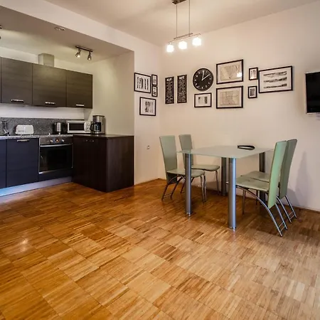Modern With Balcony And Garage Apartment *