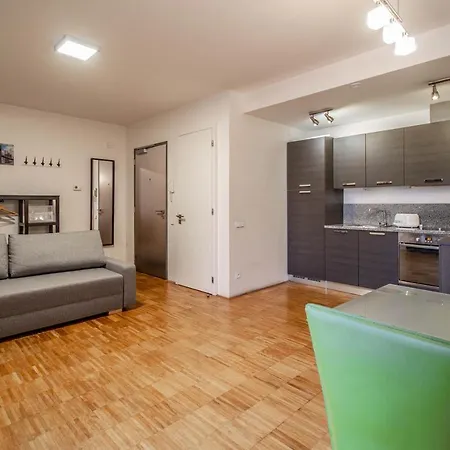 شقة Modern With Balcony And Garage *