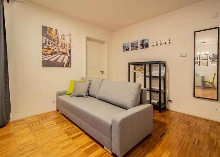 Modern With Balcony And Garage 公寓 布拉格