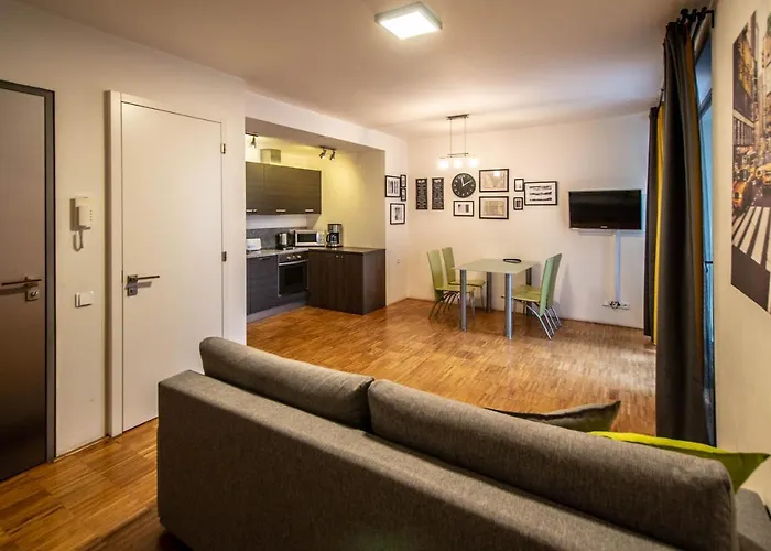 Modern With Balcony And Garage * 布拉格